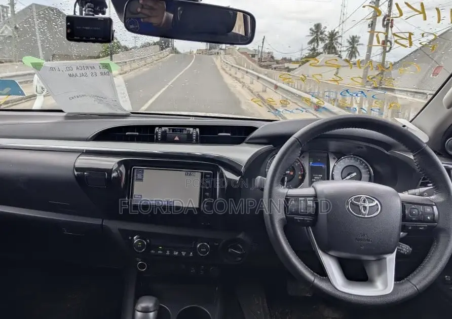 Toyota Hilux 2018 White