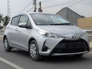 Toyota Vitz 2017 Silver
