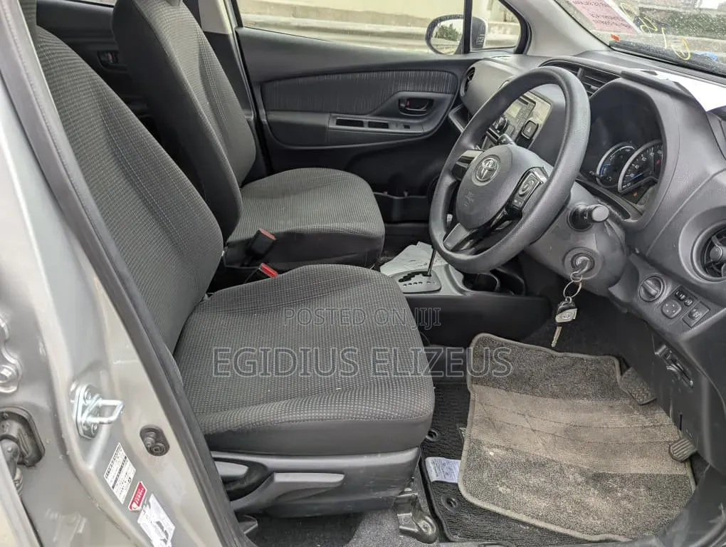 Toyota Vitz 2017 Silver