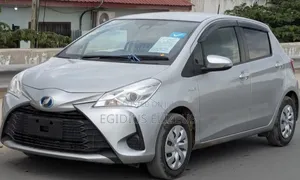 Toyota Vitz 2017 Silver