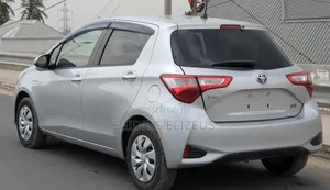 Toyota Vitz 2017 Silver