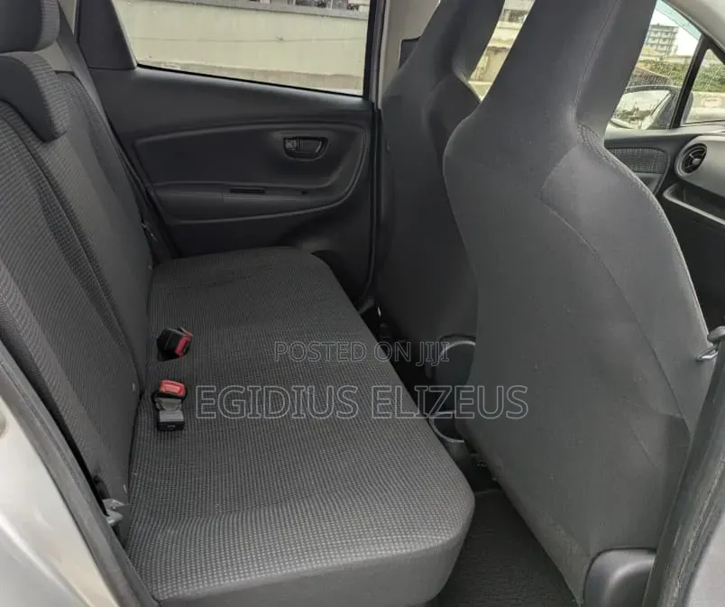 Toyota Vitz 2017 Silver