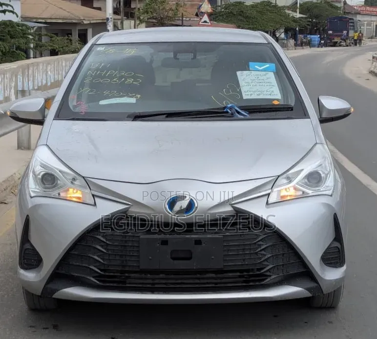 Toyota Vitz 2017 Silver