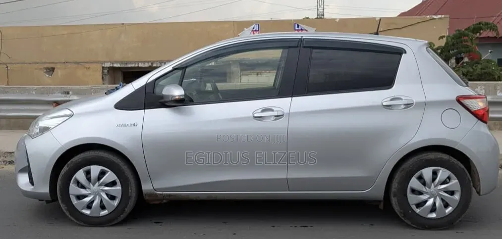 Toyota Vitz 2017 Silver