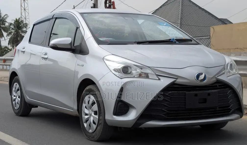 Toyota Vitz 2017 Silver