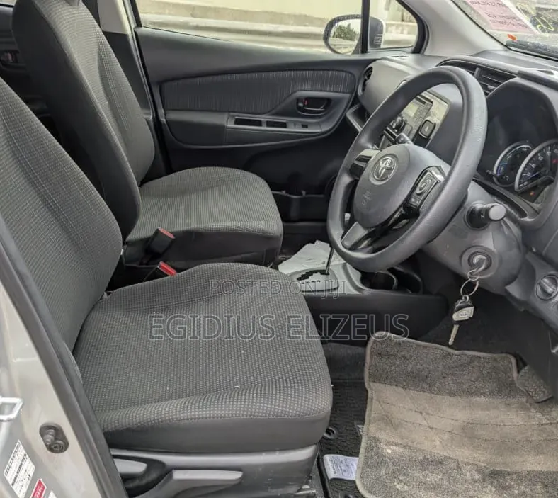 Toyota Vitz 2017 Silver
