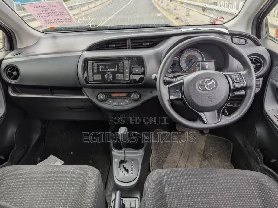 Toyota Vitz 2017 Silver