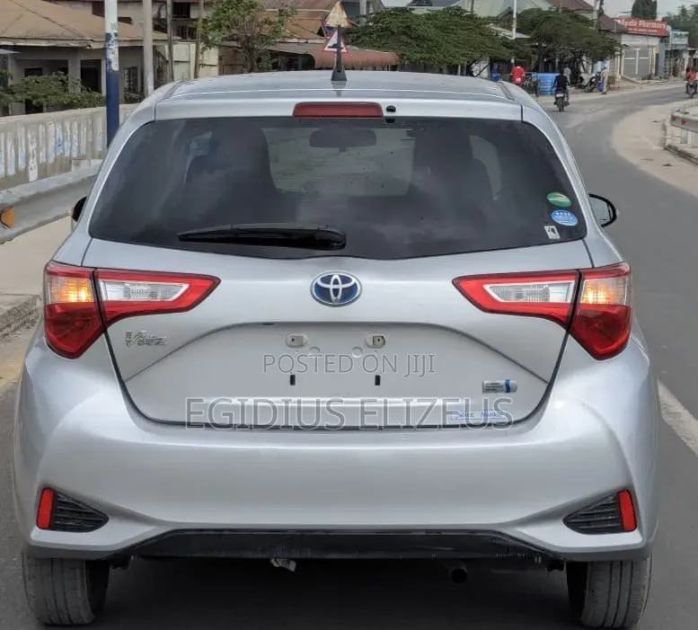 Toyota Vitz 2017 Silver