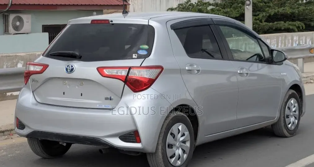 Toyota Vitz 2017 Silver