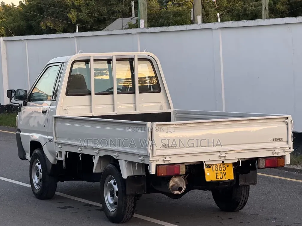 Toyota Lite-ace 2006 White