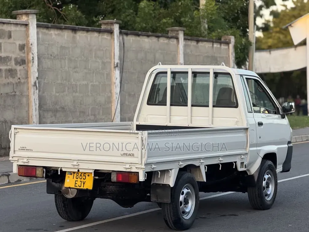 Toyota Lite-ace 2006 White