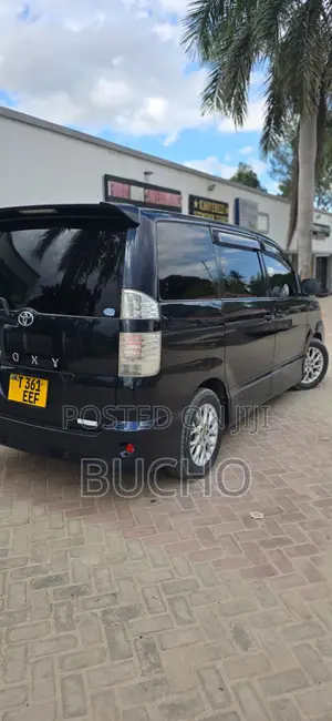 Toyota Noah 2005 Blue