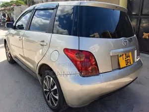 Toyota IST 2004 Gold