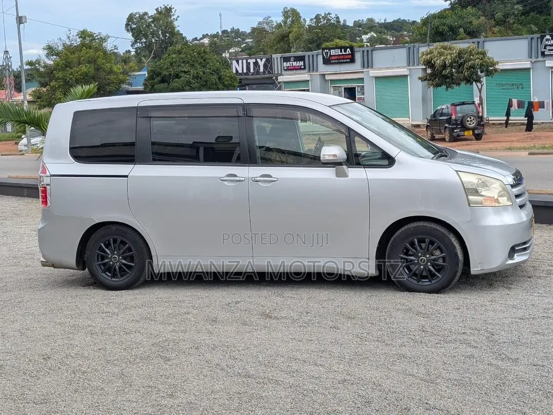 Toyota Noah 2017 White