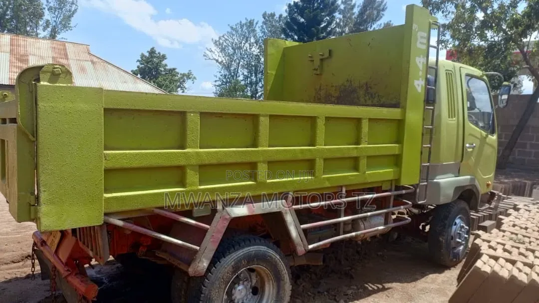 Mitsubishi Fusso Tipper 2002 Green