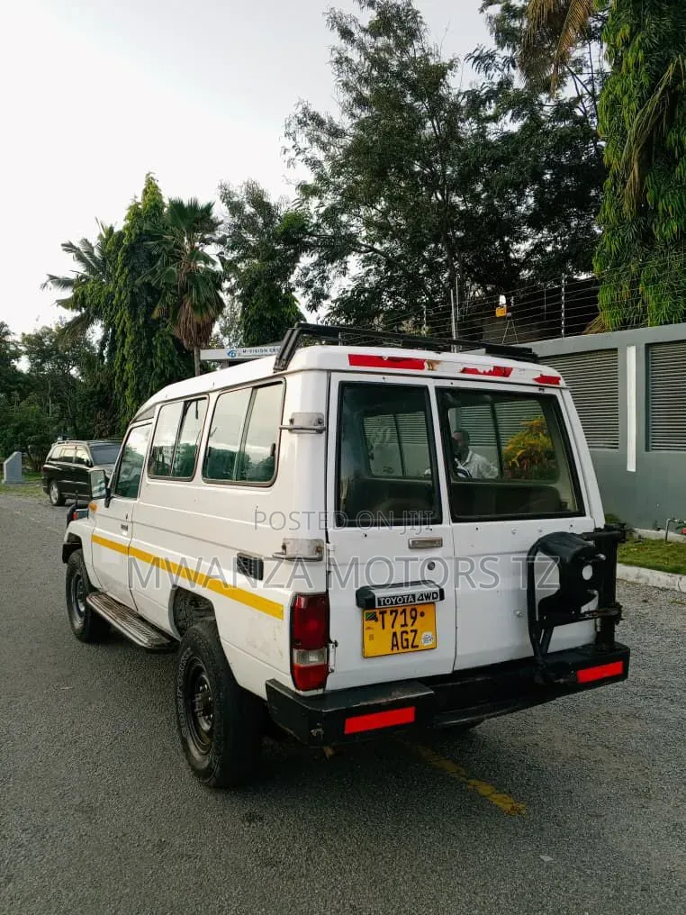 Toyota Land Cruiser 2006 White