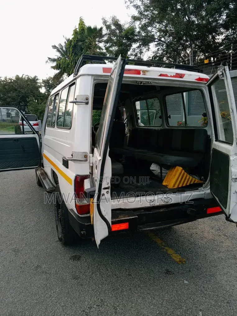 Toyota Land Cruiser 2006 White