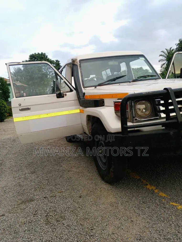 Toyota Land Cruiser 2006 White