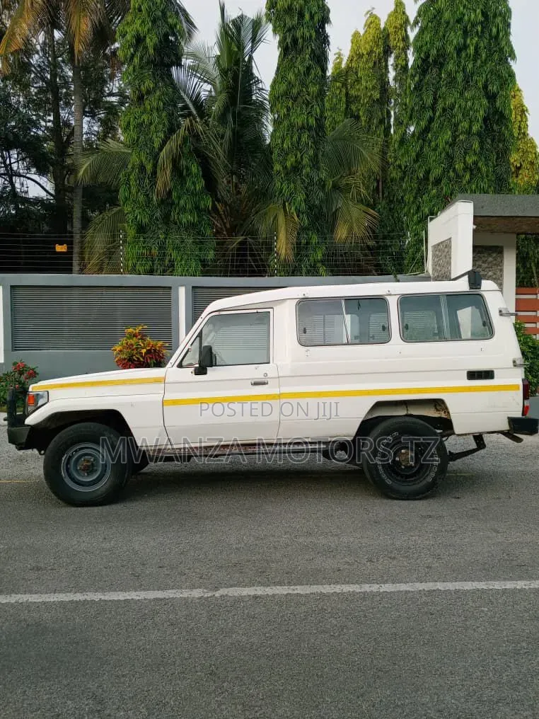 Toyota Land Cruiser 2006 White