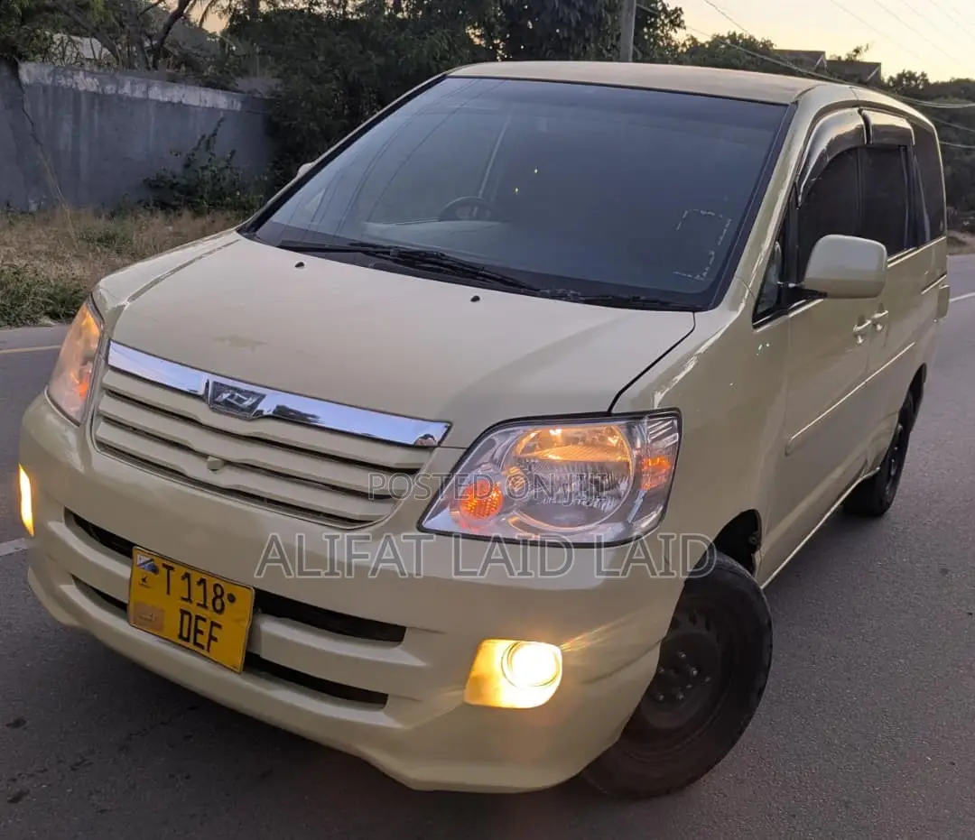Toyota Noah 2.0 AWD (8 Seater) 2003 Orange