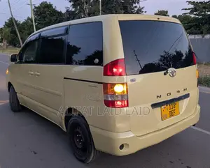 Toyota Noah 2.0 AWD (8 Seater) 2003 Orange