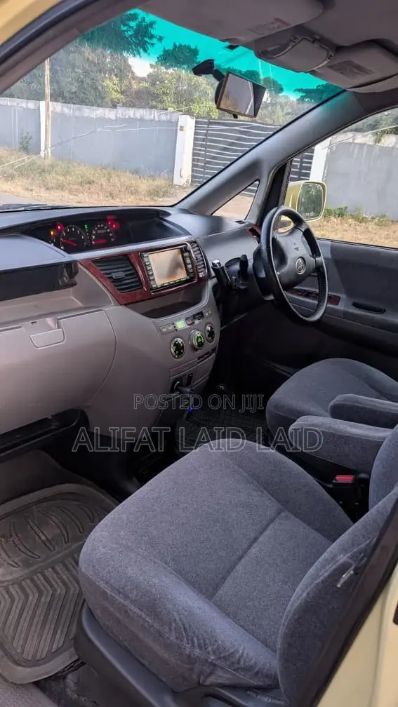 Toyota Noah 2.0 AWD (8 Seater) 2003 Orange