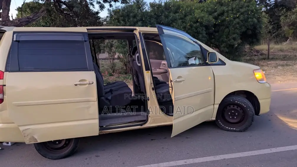 Toyota Noah 2.0 AWD (8 Seater) 2003 Orange