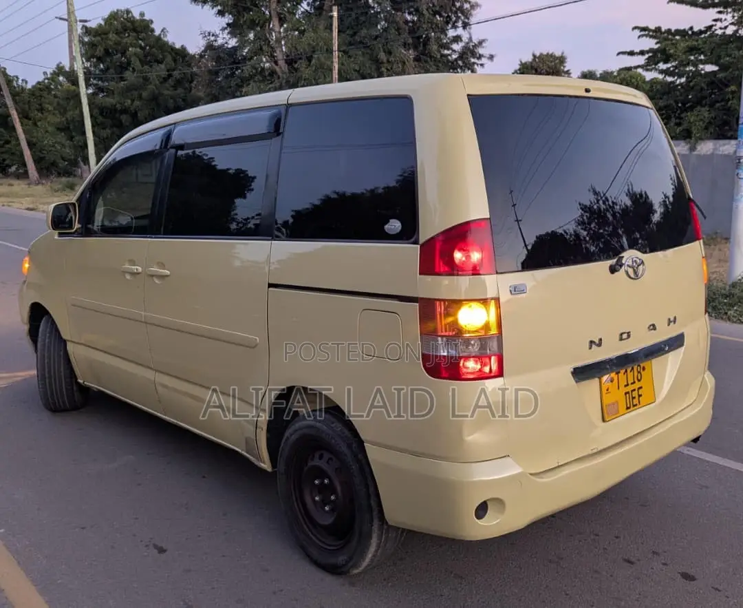 Toyota Noah 2.0 AWD (8 Seater) 2003 Orange