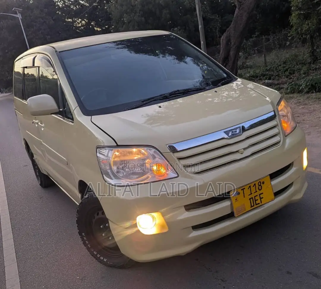 Toyota Noah 2.0 AWD (8 Seater) 2003 Orange