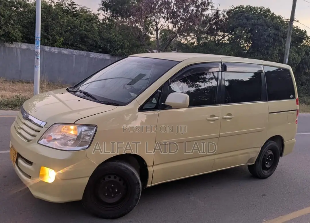 Toyota Noah 2.0 AWD (8 Seater) 2003 Orange