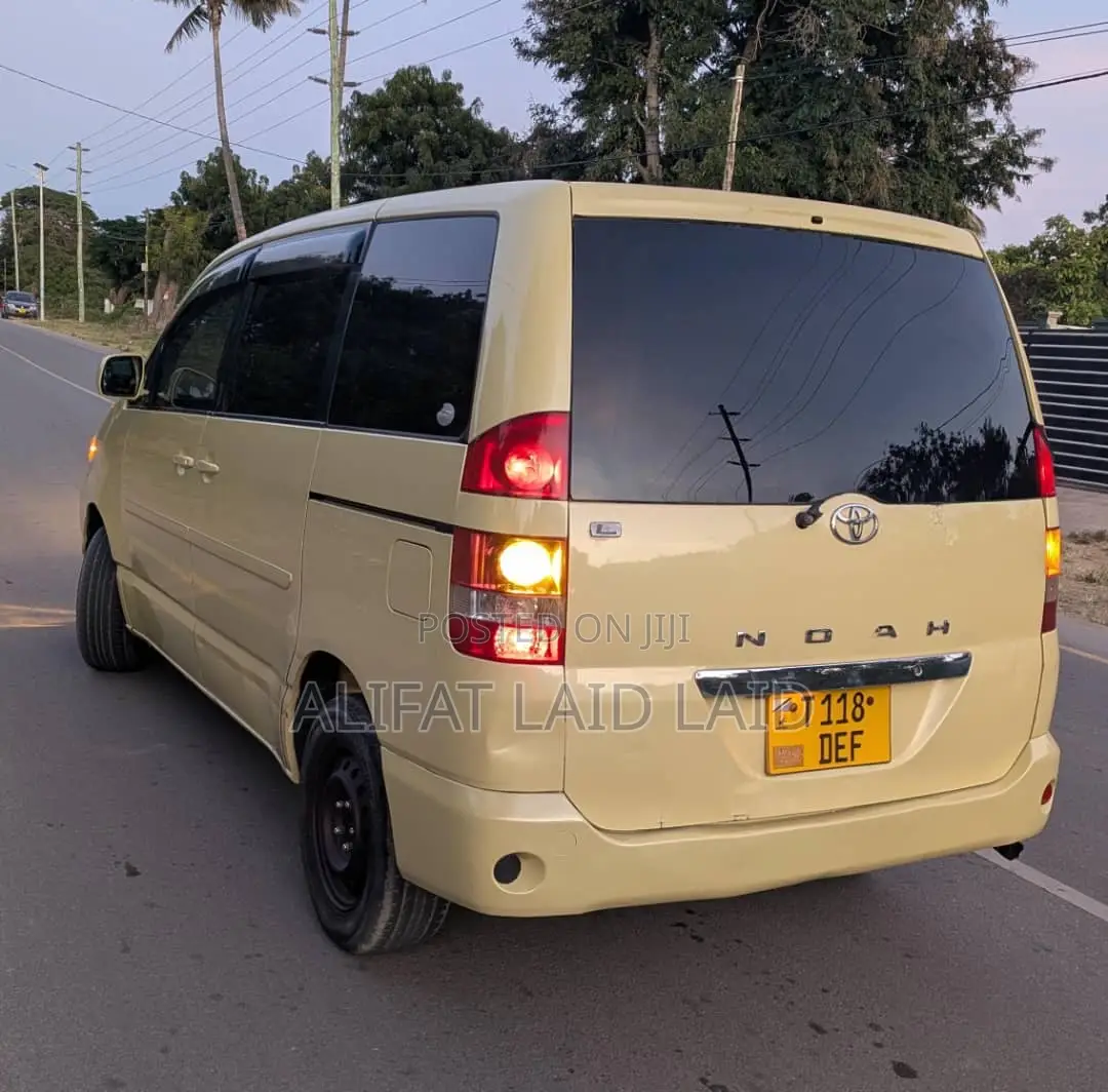 Toyota Noah 2.0 AWD (8 Seater) 2003 Orange