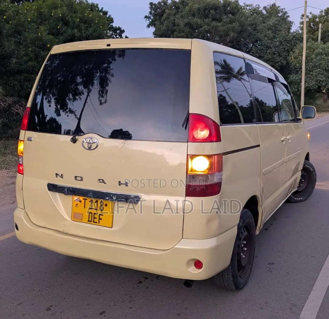 Toyota Noah 2.0 AWD (8 Seater) 2003 Orange