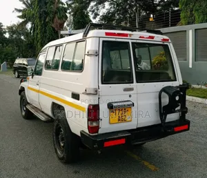 Toyota Land Cruiser 2005 White