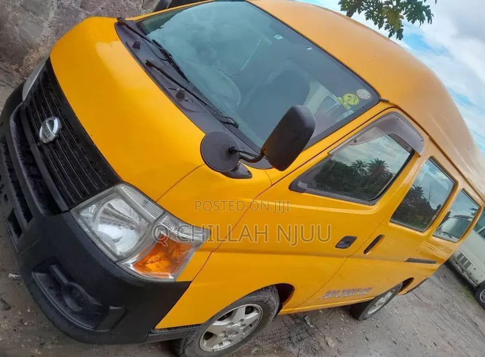 Nissan Caravan (Urvan) 2005 Yellow