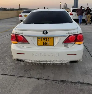 Toyota Crown 2010 White
