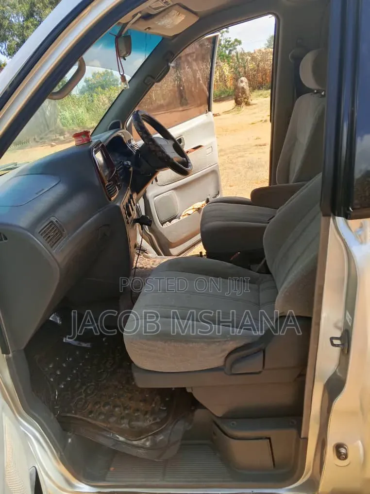 Toyota Noah 2002 Silver
