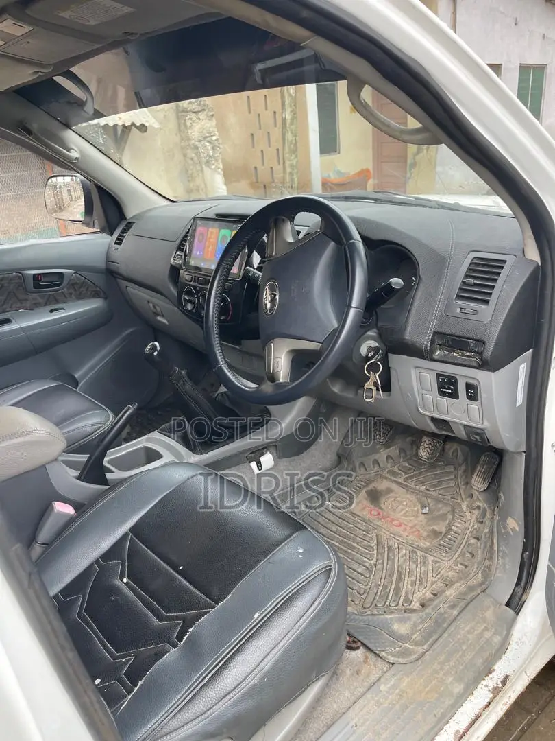 Toyota Hilux 2010 Silver