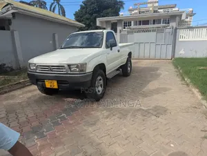 Toyota Hilux 1998 White