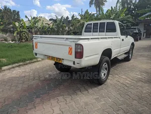 Toyota Hilux 1998 White