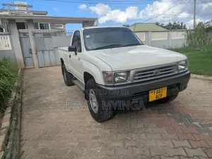 Toyota Hilux 1998 White