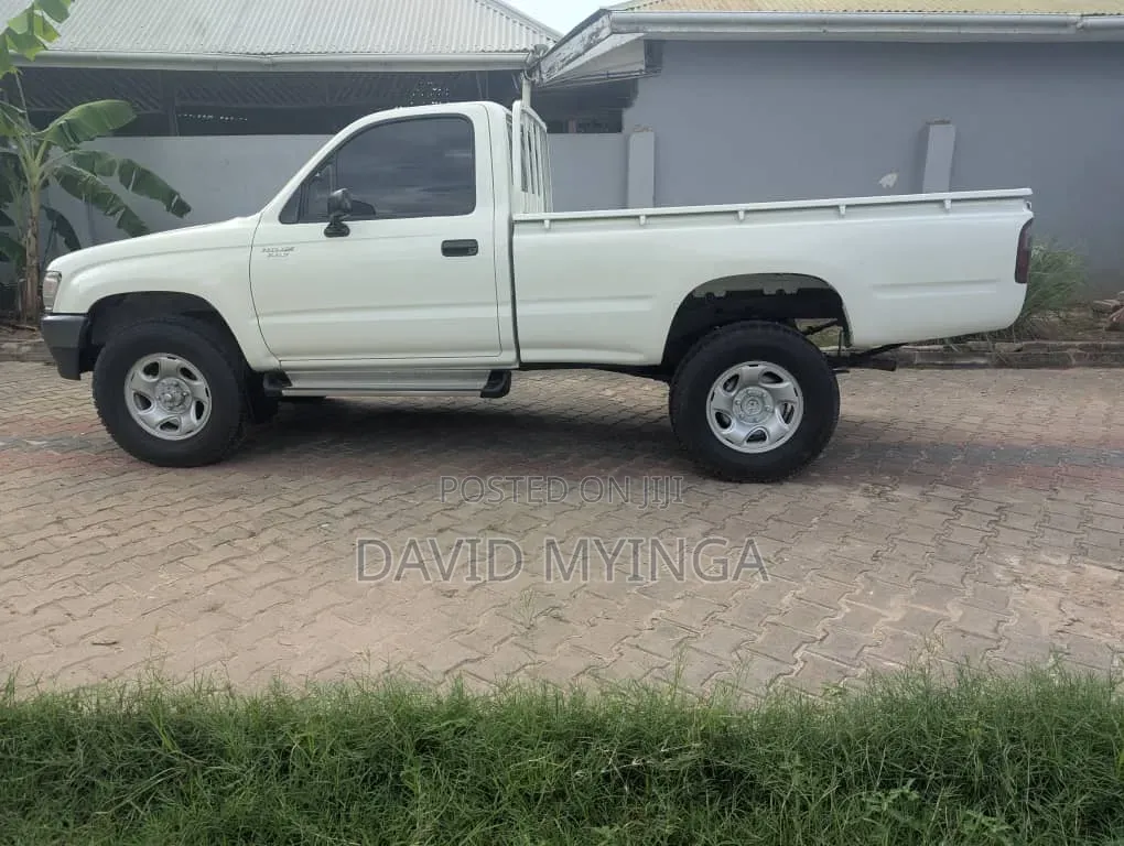 Toyota Hilux 1998 White