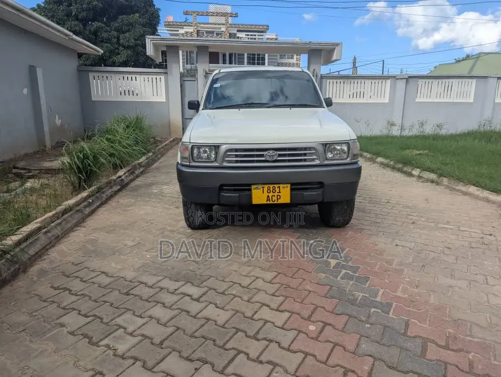 Toyota Hilux 1998 White