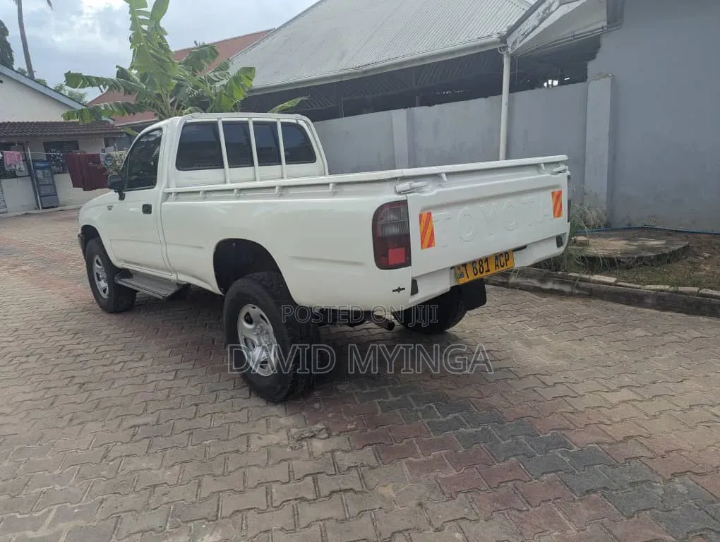 Toyota Hilux 1998 White