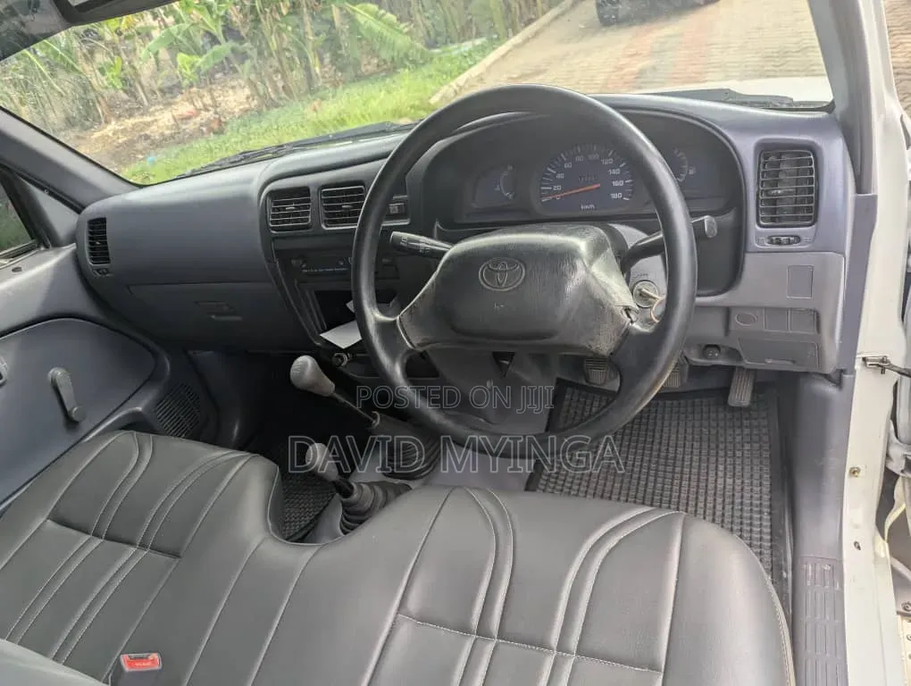 Toyota Hilux 1998 White