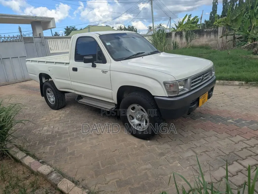 Toyota Hilux 1998 White