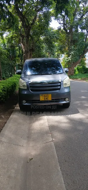 Toyota Noah 2.0 143hp AWD (7 Seater) 2009 Gray