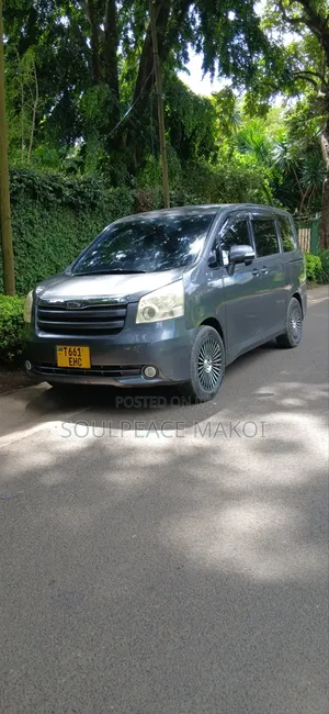 Toyota Noah 2.0 143hp AWD (7 Seater) 2009 Gray