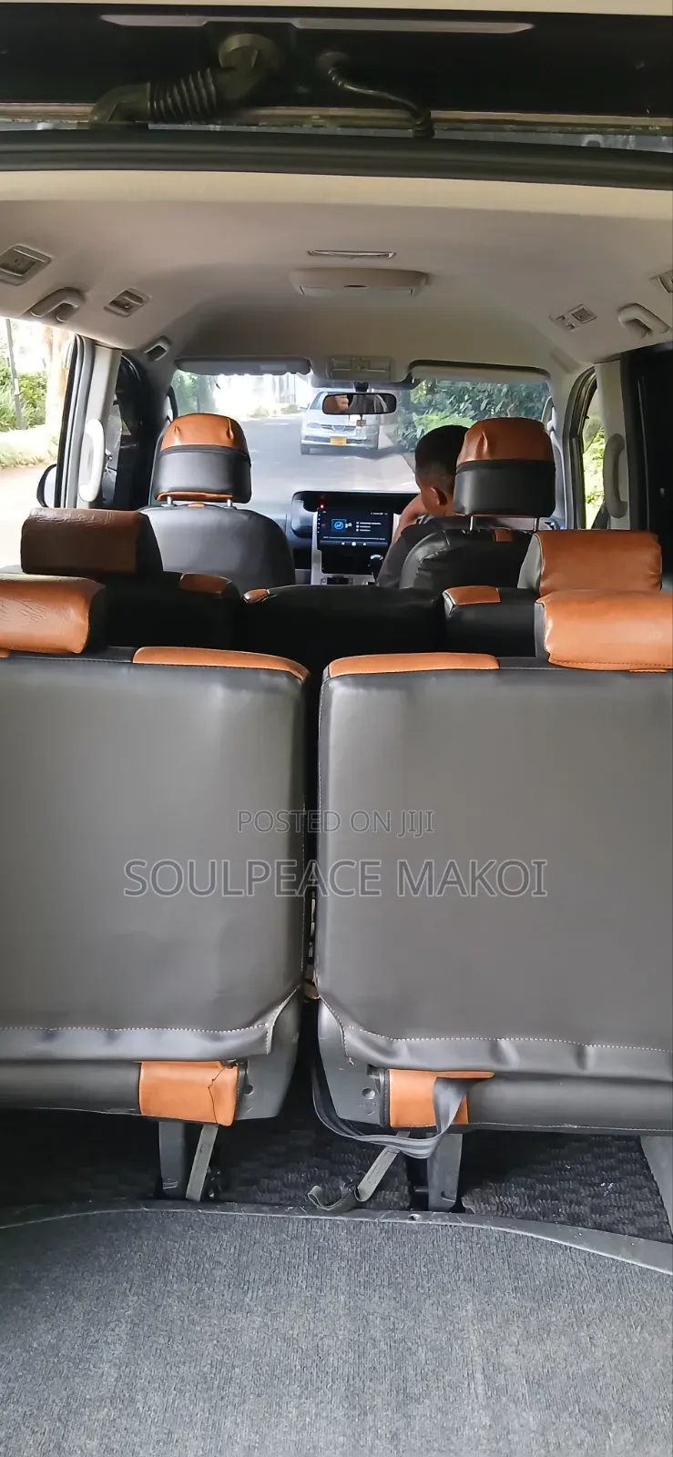 Toyota Noah 2.0 143hp AWD (7 Seater) 2009 Gray