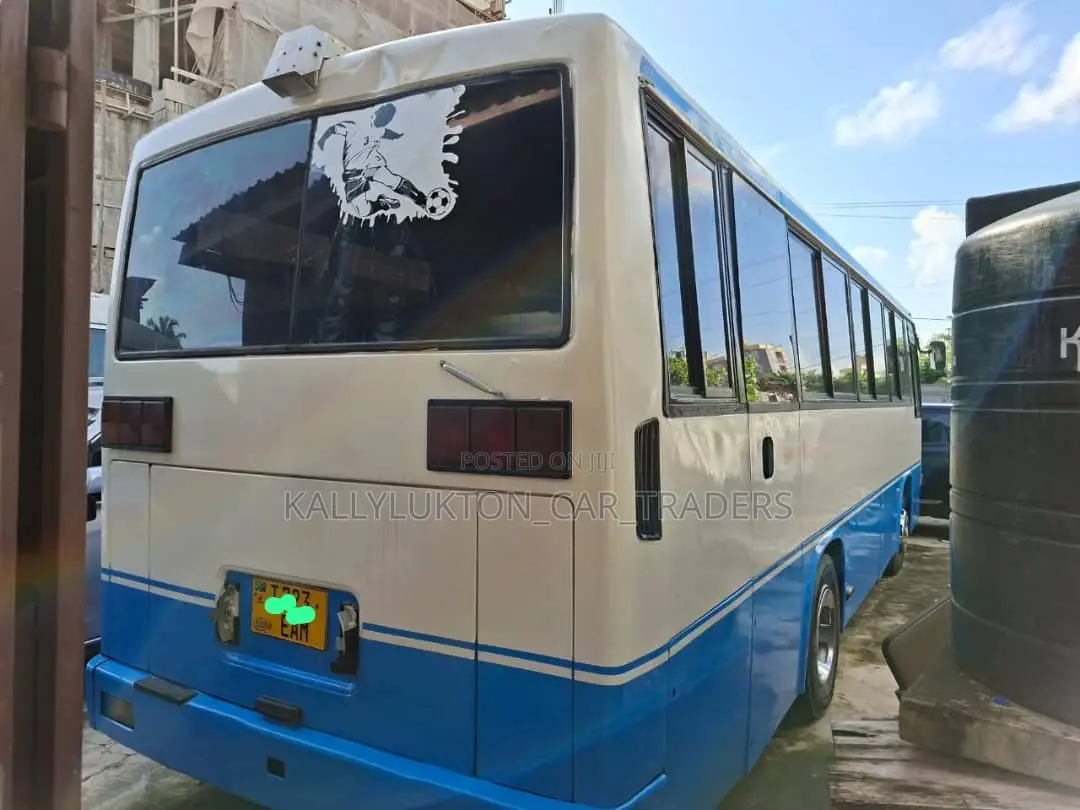 Hino Dutro 2011 White