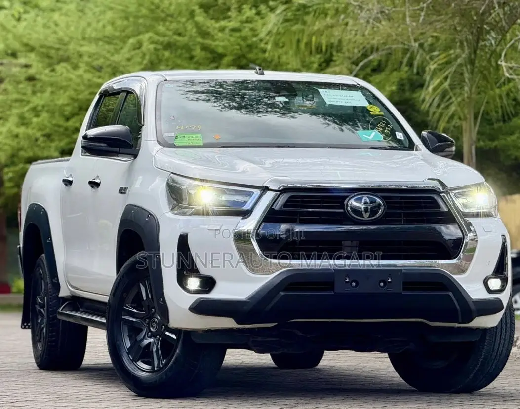 Toyota Hilux 2022 White